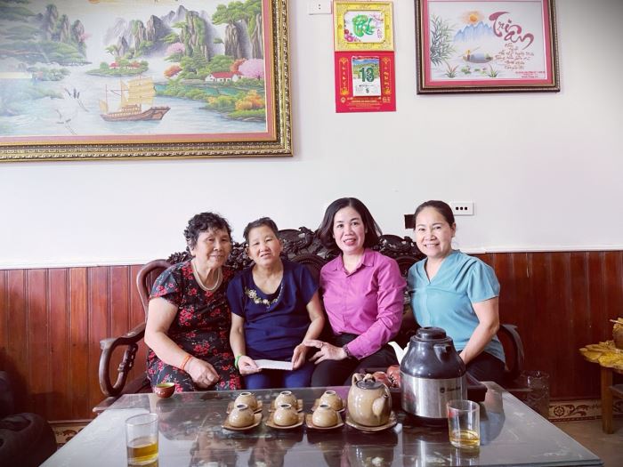 PCT UBND xã Mè Thanh Thủy thăm và tặng quà đối tượng khuyết tật tại xóm 8
